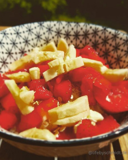 Quark mit Erdbeeren und Bananen