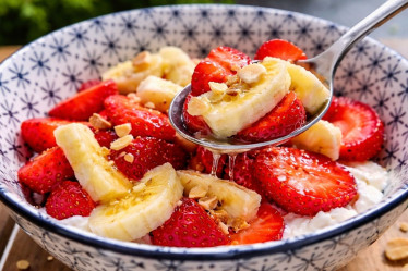 Quark mit Erdbeeren und Bananen in einer Schüssel