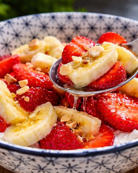 Quark mit Erdbeeren und Bananen in einer Schüssel