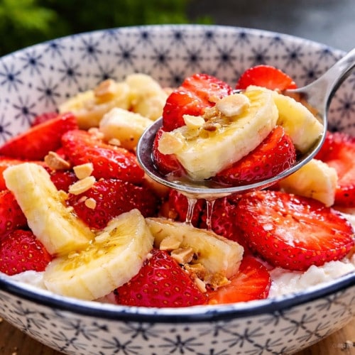 Quark mit Erdbeeren und Bananen in einer Schüssel