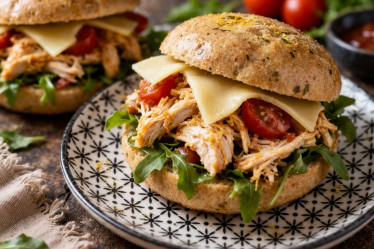 Saftiger Pulled Chicken Burger mit Mangosoße