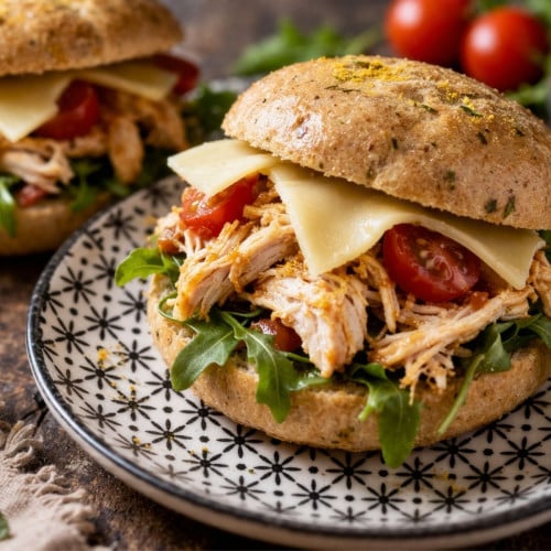 Saftiger Pulled Chicken Burger mit Mangosoße