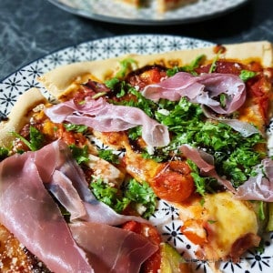 Pizza mit Rucola und Schinken