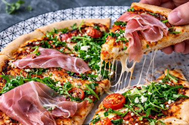 Pizza mit Parmaschinken und Rucola