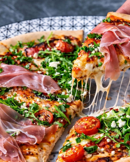 Pizza mit Parmaschinken und Rucola