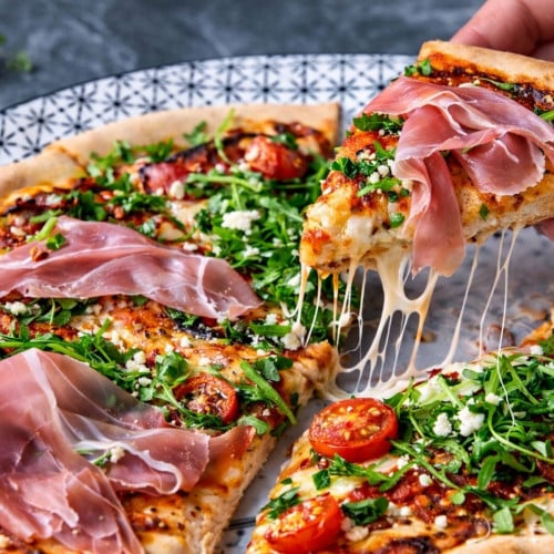 Pizza mit Parmaschinken und Rucola