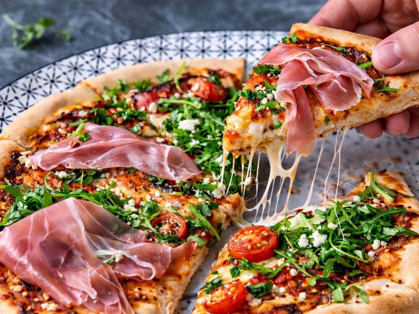 Pizza mit Parmaschinken und Rucola