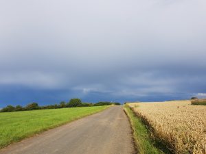 Feldweg und Gewitterhimmel