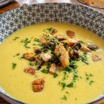 Cremige Maiscremesuppe mit Hähnchenbrust