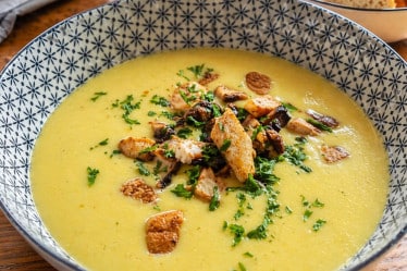 Cremige Maiscremesuppe mit Hähnchenbrust