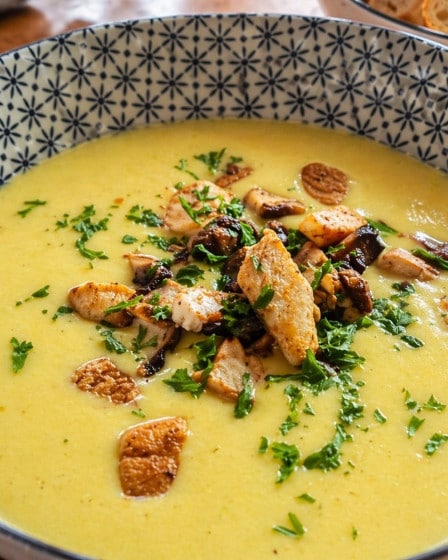 Cremige Maiscremesuppe mit Hähnchenbrust