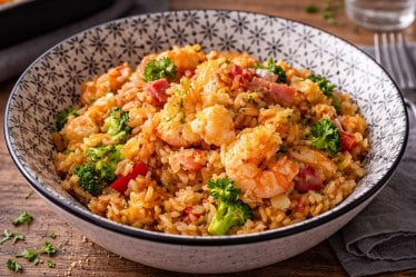 Reispfanne mit Garnelen, Gemüse und Ei in einer Schüssel