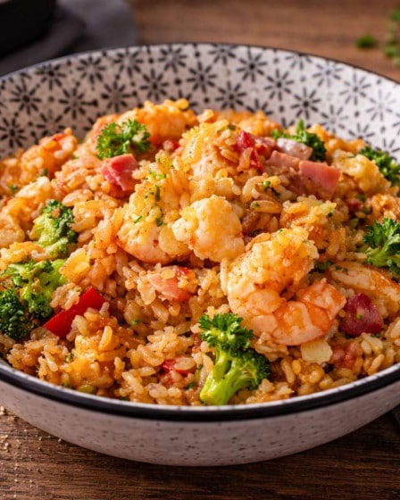 Reispfanne mit Garnelen, Gemüse und Ei in einer Schüssel