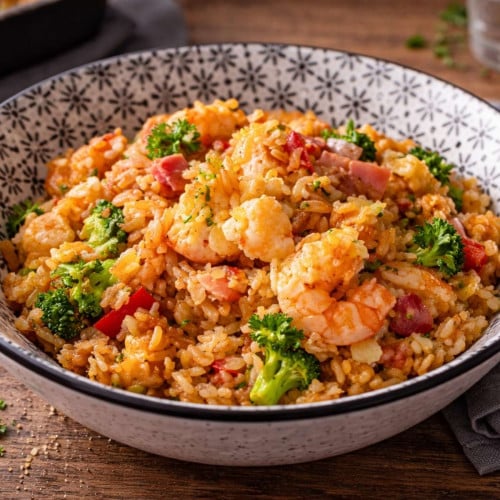 Reispfanne mit Garnelen, Gemüse und Ei in einer Schüssel