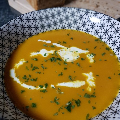 Kürbiscremesuppe mit knusprigem Brot