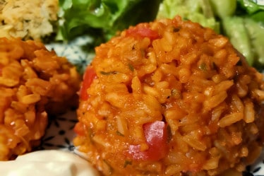 Tomatenreis mit Paprika auf einem Teller