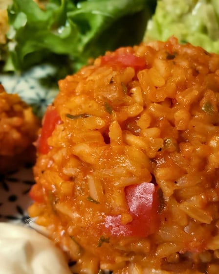 Tomatenreis mit Paprika auf einem Teller