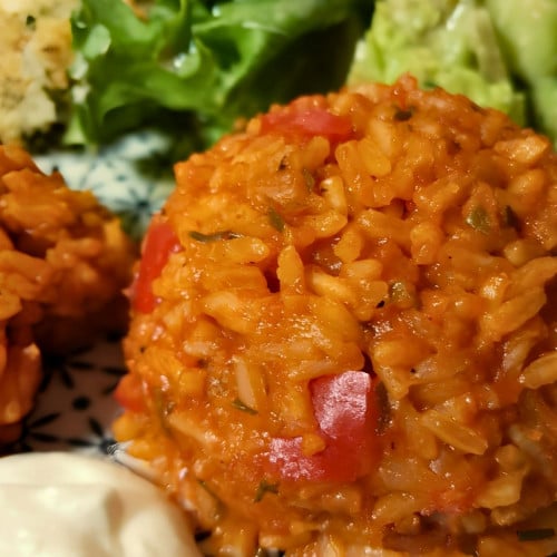 Tomatenreis mit Paprika auf einem Teller