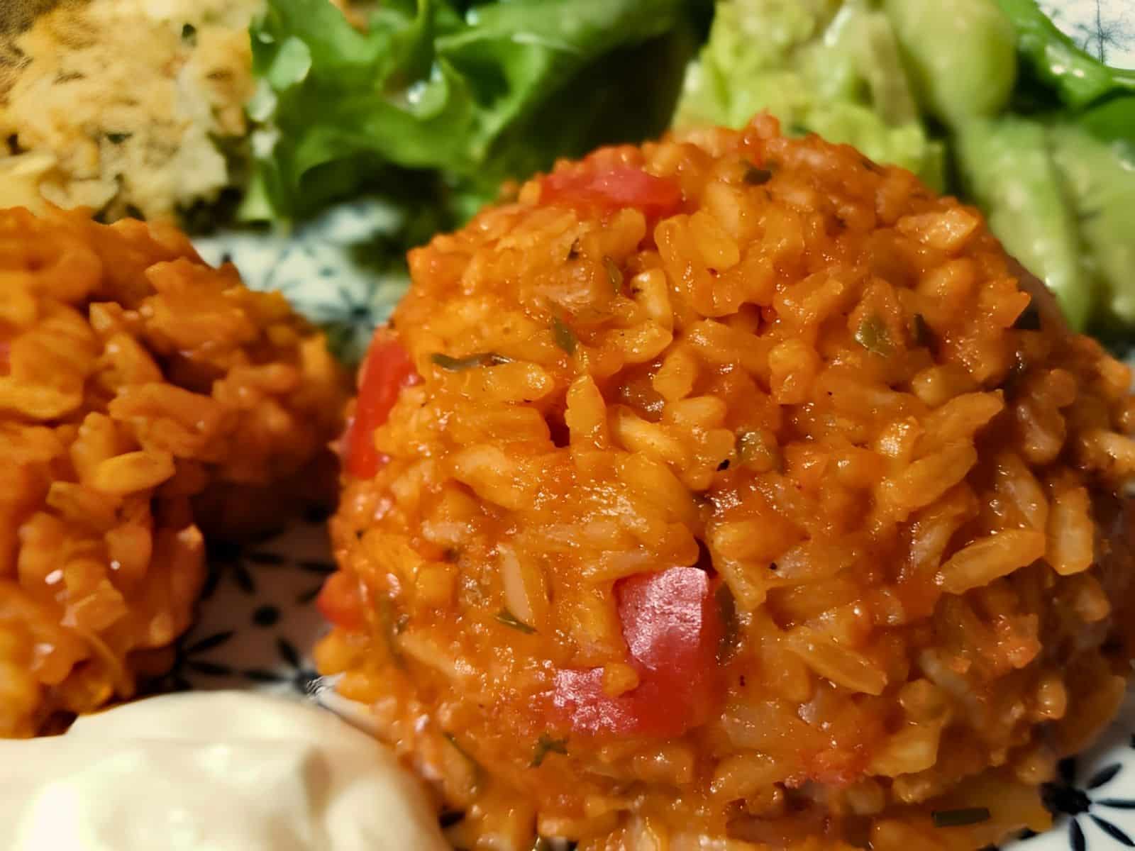 Tomatenreis mit Paprika auf einem Teller