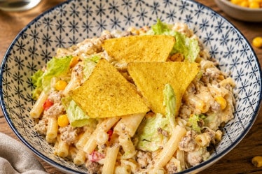 Naxhosalat mit Pasta und Hackfleisch auf einem Teller