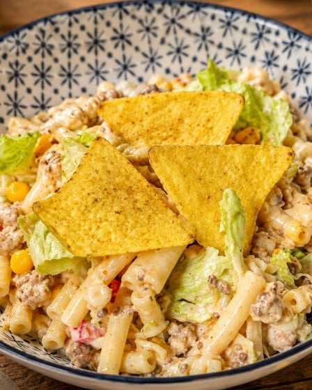 Naxhosalat mit Pasta und Hackfleisch auf einem Teller