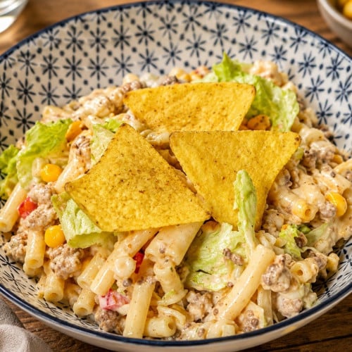 Naxhosalat mit Pasta und Hackfleisch auf einem Teller