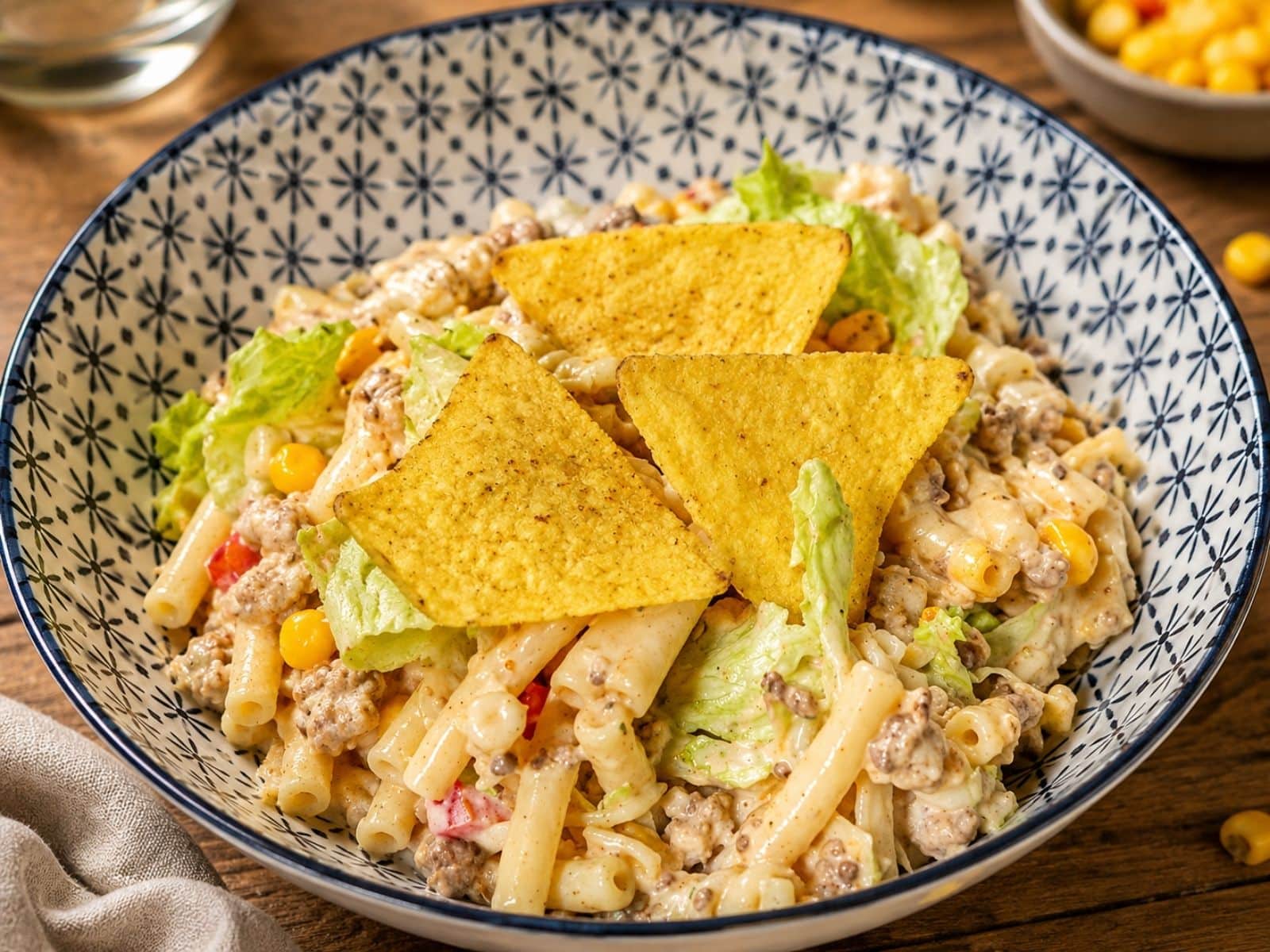 Naxhosalat mit Pasta und Hackfleisch auf einem Teller