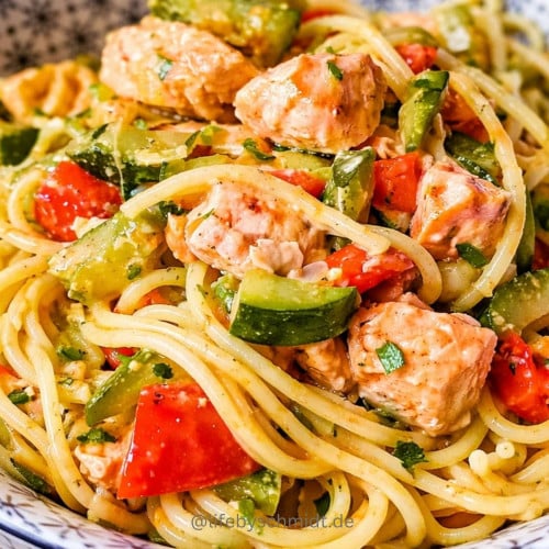Spaghettisalat mit Lachs, Zucchini und Tomaten in einer Schüssel