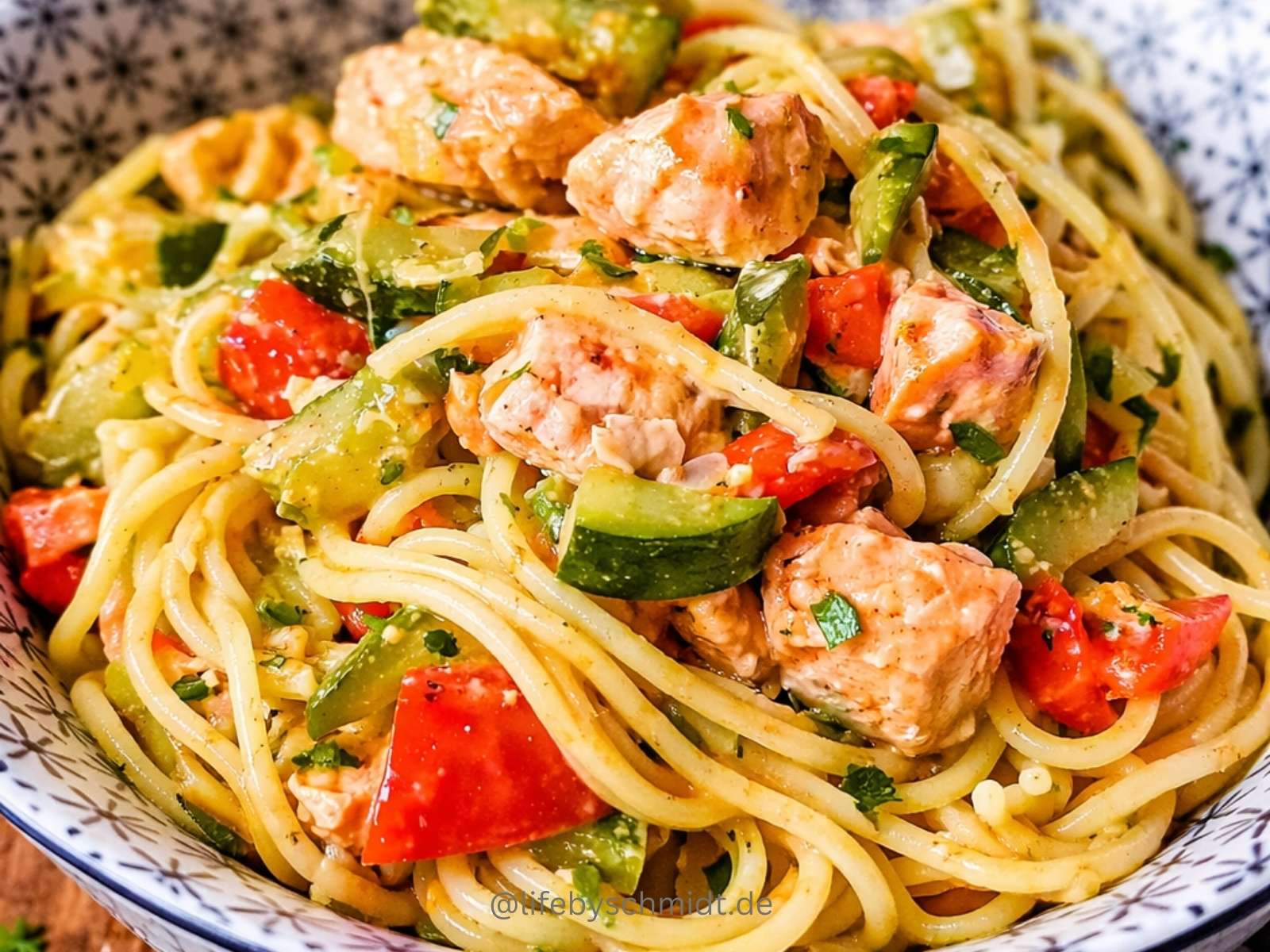Spaghettisalat mit Lachs, Zucchini und Tomaten in einer Schüssel