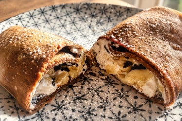 Crepes mit Babane gefüllt auf einem Teller