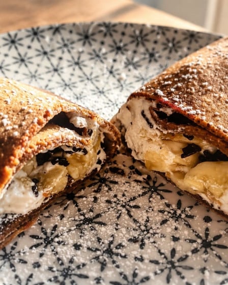 Crepes mit Babane gefüllt auf einem Teller