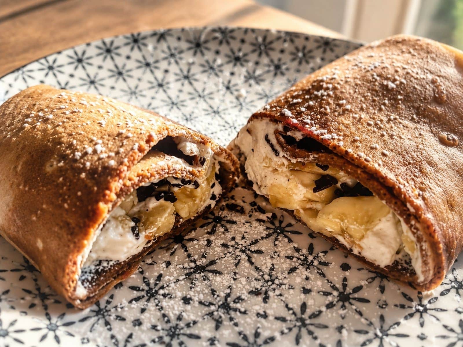 Crepes mit Babane gefüllt auf einem Teller