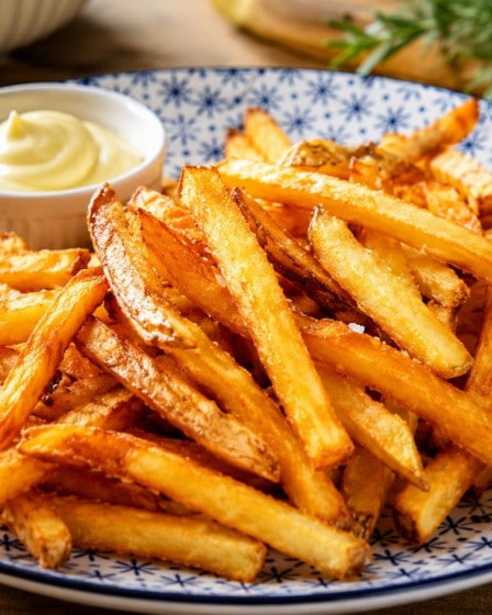 Selbstgemachte Pommes auf einem Teller mit Mayo