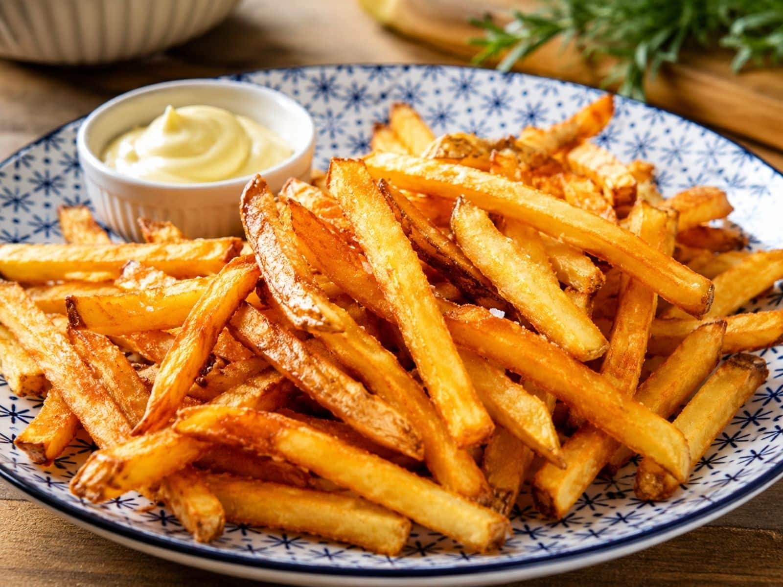 Selbstgemachte Pommes auf einem Teller mit Mayo