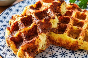 Herzhafte Kartoffelwaffeln auf einem Teller