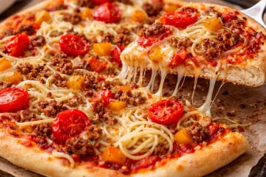 Spaghettipizza mit Hackfleisch vom Blech