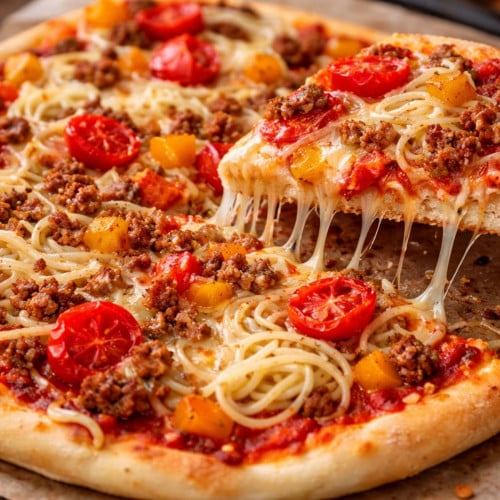 Spaghettipizza mit Hackfleisch vom Blech