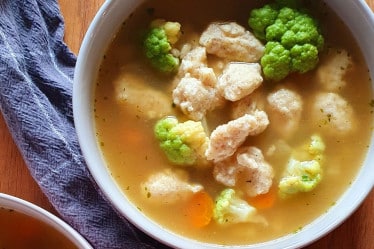 Gemüsesuppe mit Grie0nockerl in einem Suppenteller
