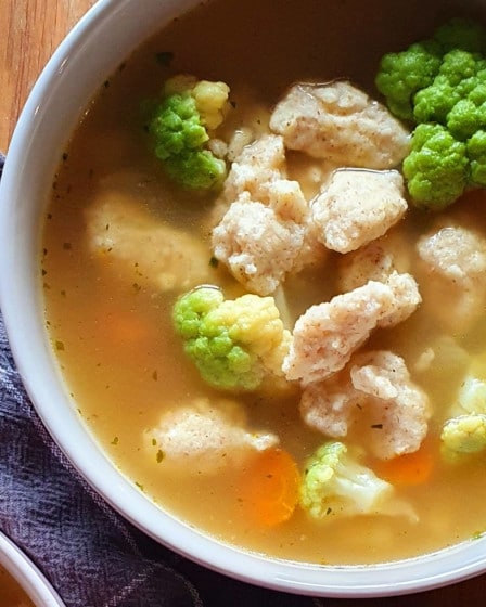 Gemüsesuppe mit Grie0nockerl in einem Suppenteller