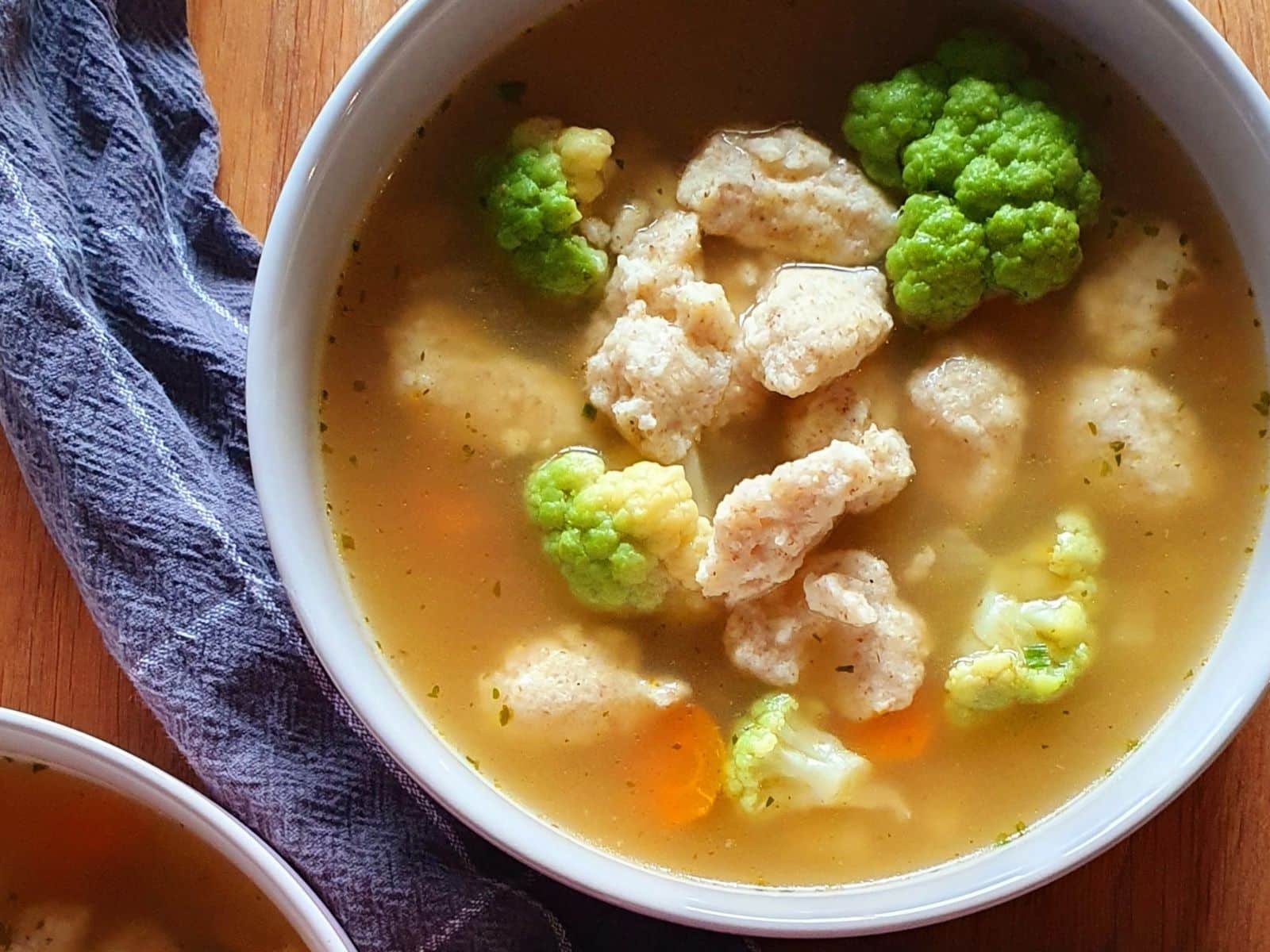 Gemüsesuppe mit Grie0nockerl in einem Suppenteller
