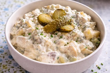 Heringssalat mit sauren Gürkchen in einer Schüssel