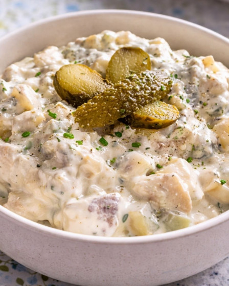 Heringssalat mit sauren Gürkchen in einer Schüssel