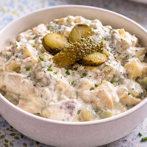 Heringssalat mit sauren Gürkchen in einer Schüssel