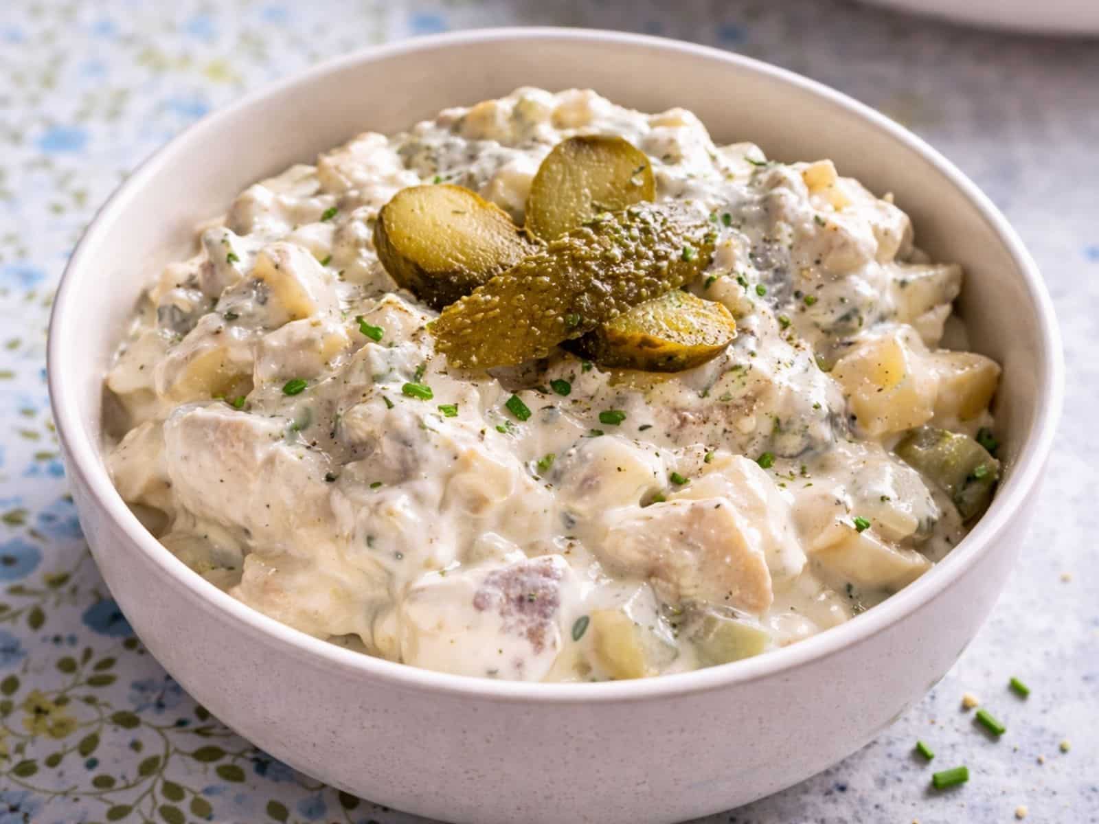 Heringssalat mit sauren Gürkchen in einer Schüssel