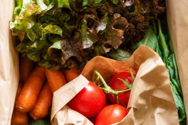 Frisches Gemüse und Salat in einer Kiste zum selbst kochen