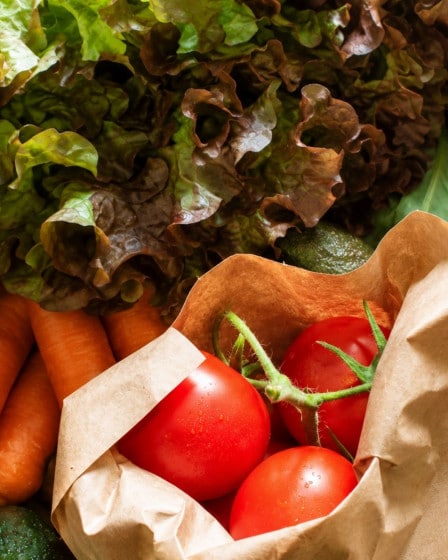 Frisches Gemüse und Salat in einer Kiste zum selbst kochen