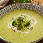 Brokkolicremesuppe einfach und cremig im Teller