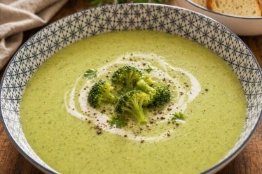 Brokkolicremesuppe einfach und cremig im Teller