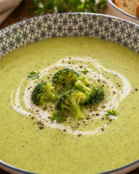 Brokkolicremesuppe einfach und cremig im Teller