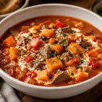 Süsskartoffeleintopf mir Rindfleisch in einem Suppenteller